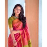 Mirnalini Ravi Instagram - And when heart smiles ❤️ Wearing : @mspinkpantherjewel @kalasthreebytejaswinikranthi @lakshhairandmakeup Pc : @vijayvendhan