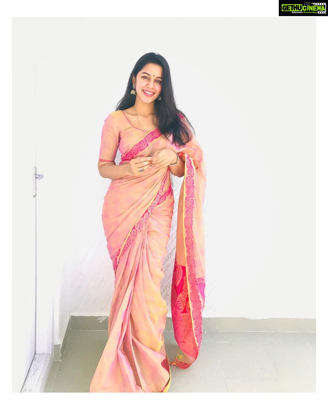 Mirnalini Ravi Instagram - இனிய மாட்டு பொங்கல் வாழ்த்துக்கள் 2020 Wearing : Amma’s Saree ❤️ PC : Brother 🤷🏻♀️