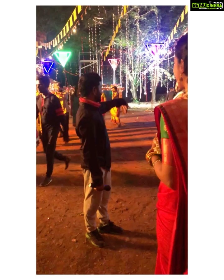 Mirnalini Ravi Instagram - Guru vanakam 🙏🏻😂 Last day of MGR MAGAN shooting ! Couldn’t have asked for a better set ! Super fortunate to be a part of a team like this ❤️ This Video literally represents how the set was everyday😂 and how much i get trolled ! Video credits : @ponramvvs 🙈😂