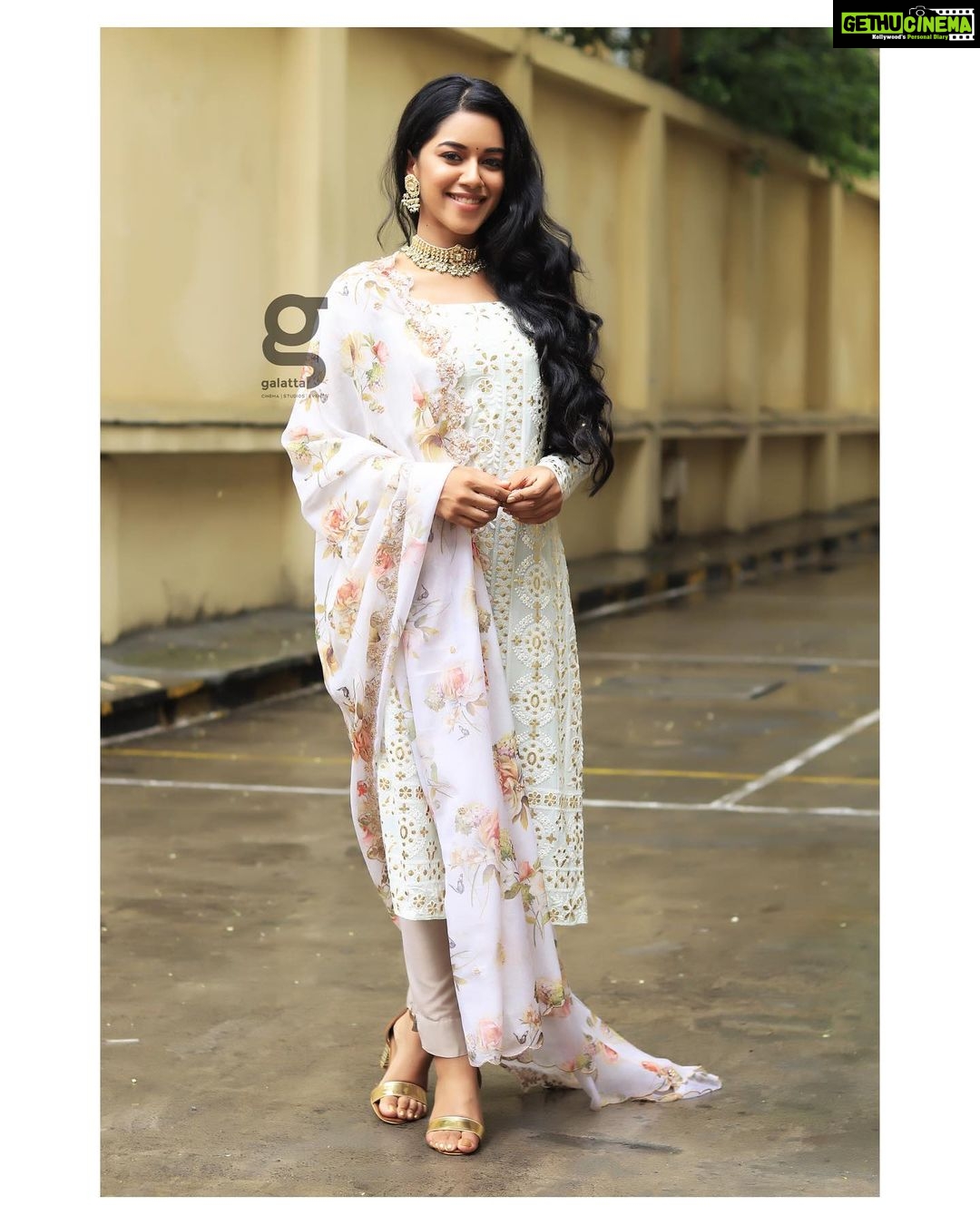 Mirnalini Ravi Instagram - Grateful yet ambitious. Wordly yet wise. Strong yet loving ✨ PC : @varuun.jpg Sathyam Cinemas