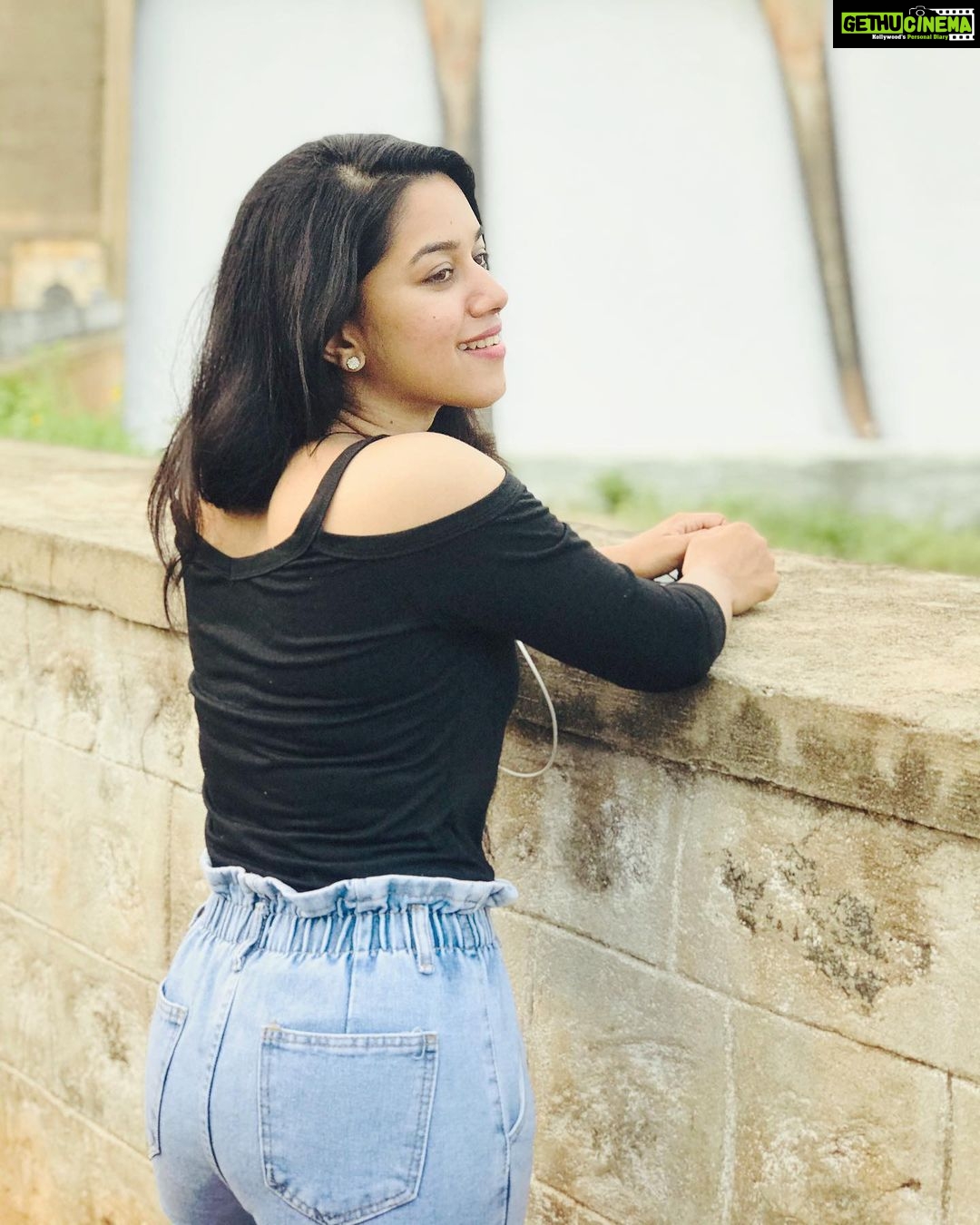 Mirnalini Ravi Instagram - You don't drown by falling into water. You only drown if you stay there.✨🖤 Vaigai Dam