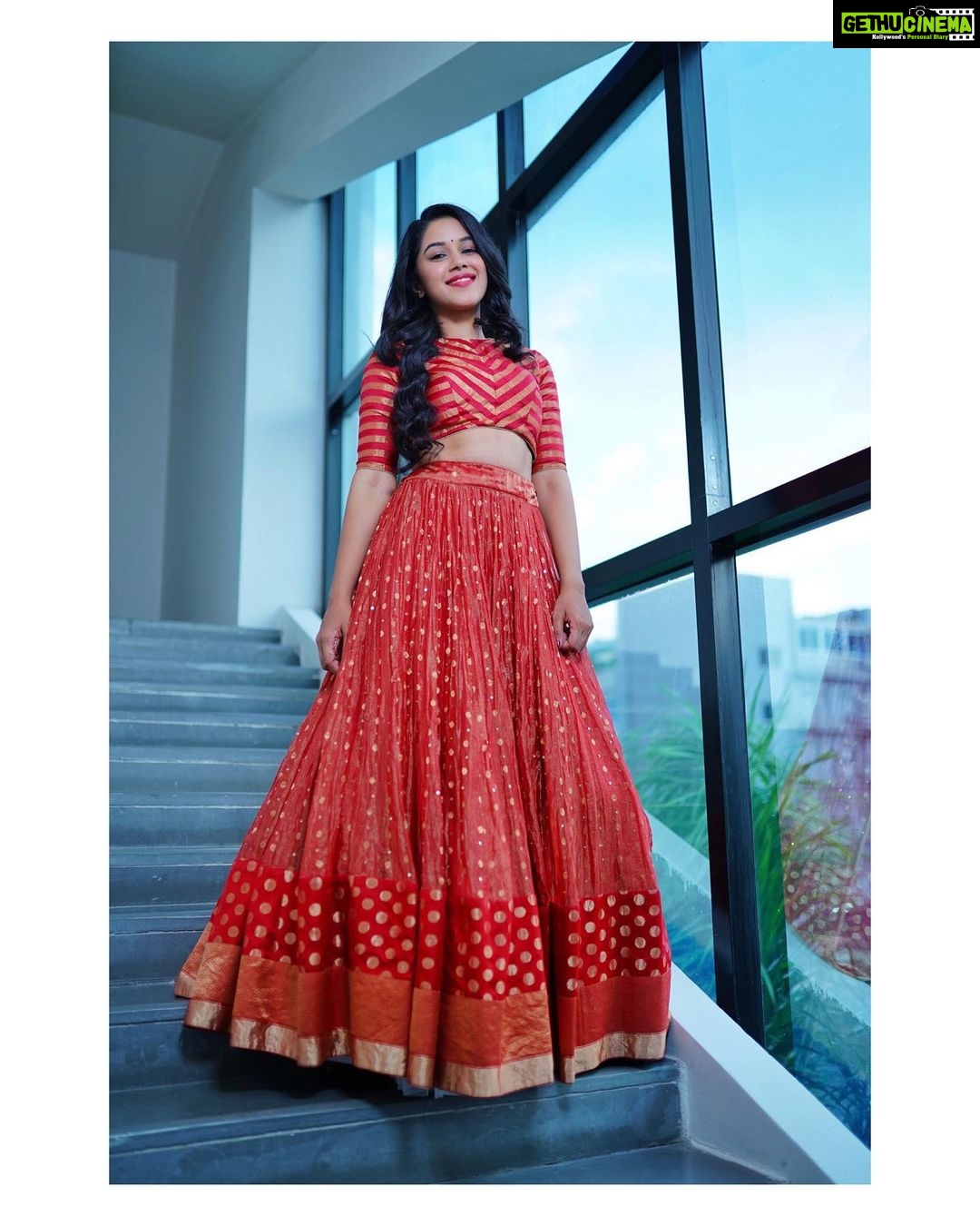 Mirnalini Ravi Instagram - Wishing you all a very Happy & safe Diwali ❣️💥 May your life turn up to be Lit everyday . 🔥
