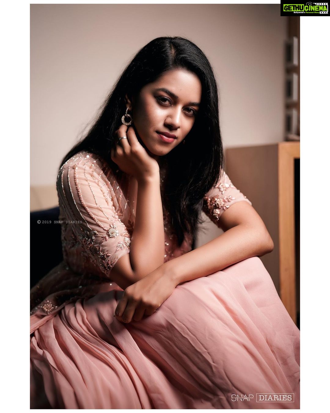 Mirnalini Ravi Instagram - A rose in a desert can only survive on its strength, not its beauty.” 🥀 For #GGsuccessmeet Styled by @raji.raaga09 Wearing @issadesignerstudio Earrings from @thetrinkaholic Pc @snapdiaries_by_sashanksoorada Novotel Visakhapatnam Varun Beach