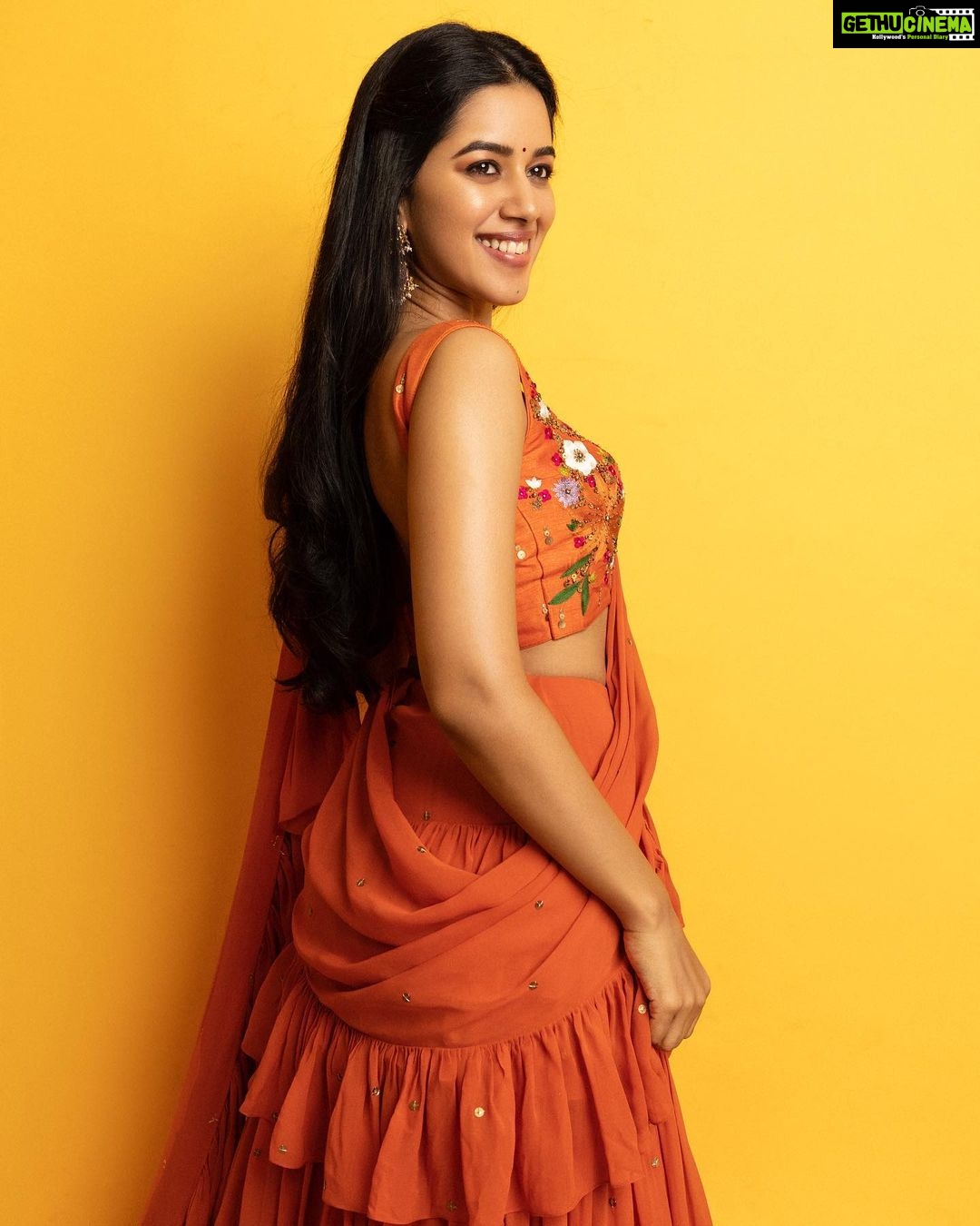 Mirnalini Ravi Instagram - Look on the bright side 🍋