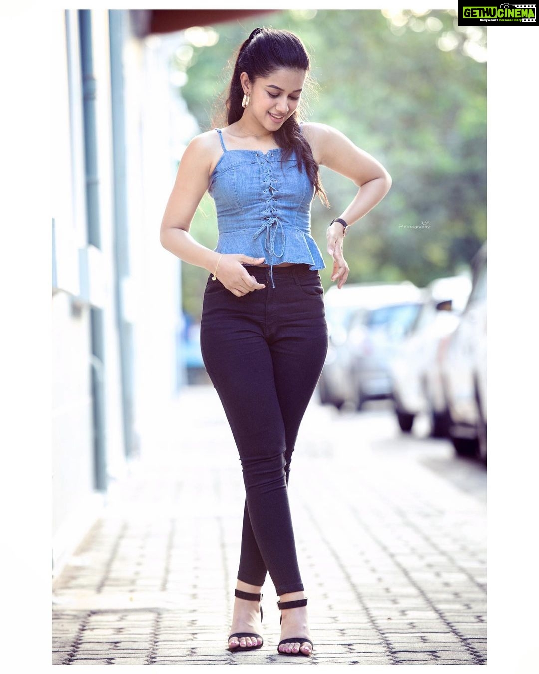 Mirnalini Ravi Instagram - You can never own too much Denim 💁🏻♀️ PC : @vijayvendhan MUA : @lakshhairandmakeup