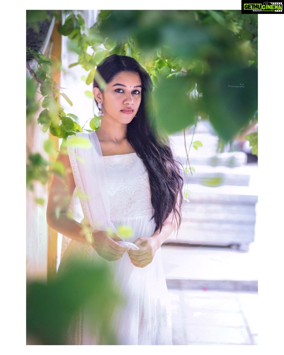 Mirnalini Ravi Instagram - Plain sailing 🛫 PC : @vijayvendhan Wearing: @designsbypriyadass Pondicherry