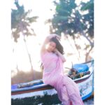 Mirnalini Ravi Instagram - I followed my heart and it led me to the beach. 🌸 #throwback PC @madhu_india_photography MUA @lakshhairandmakeup Saree @aynaa_in Blouse @adhiraboutique_pondy Pondicherry