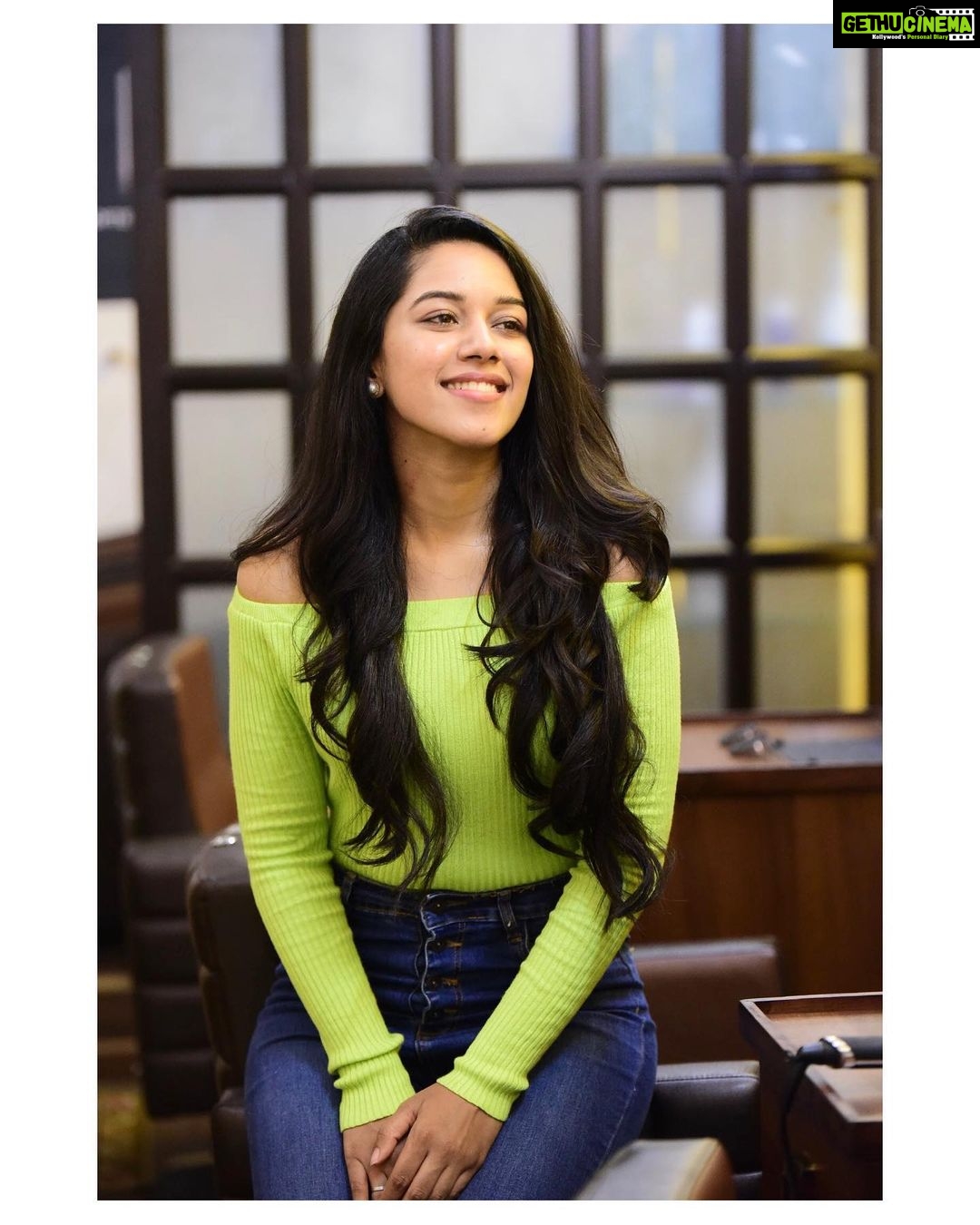 Mirnalini Ravi Instagram - Sometimes it is when we are far from one another that we suddenly become much close to each other 🤷🏻♀️ #socialdistancing Pc @madhu_india_photography