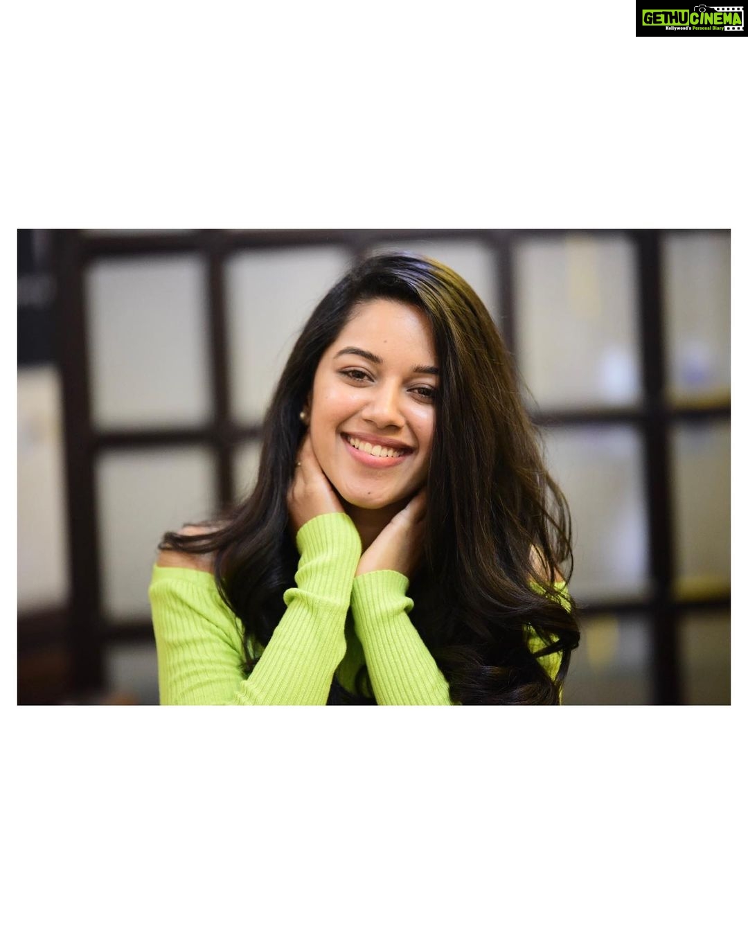 Mirnalini Ravi Instagram - Sometimes it is when we are far from one another that we suddenly become much close to each other 🤷🏻♀️ #socialdistancing Pc @madhu_india_photography