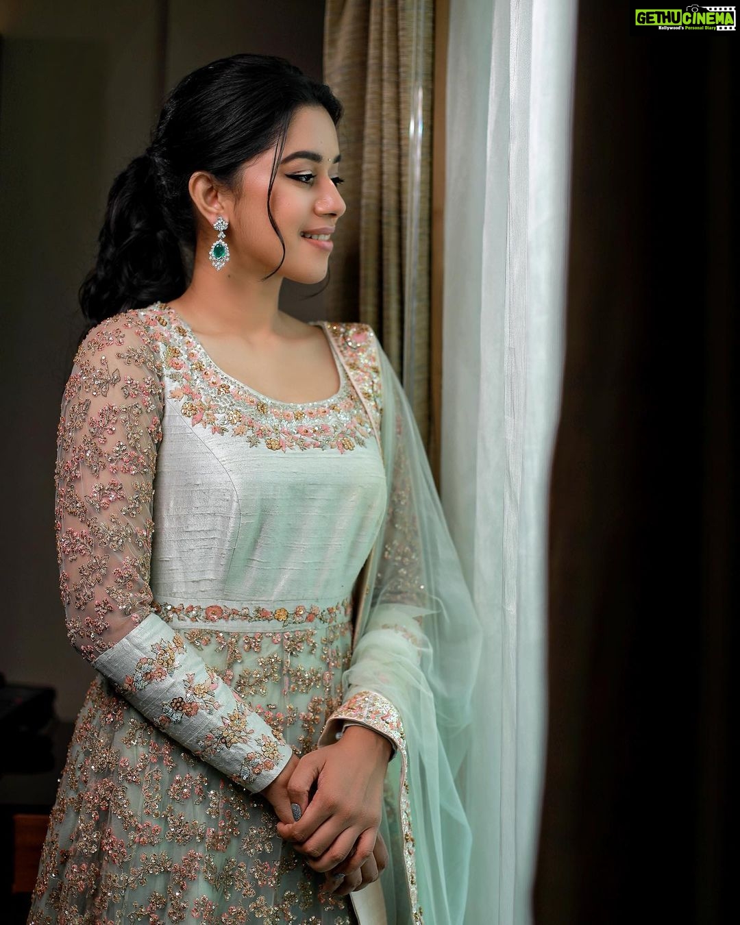 Mirnalini Ravi Instagram - Green glow 🍃 Styling: @rekeetha_gaddafi @sujitharagul Outfit: @shyamalbhumika Jewellery: @theamethyststore Mua @anushyaa_mua Photography: @freezemomentsphotography Retoucher: @momentsbymithulvarshan Hilton Chennai