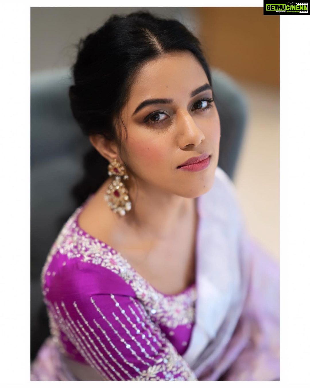 Mirnalini Ravi Instagram - The best and most beautiful things in the world cannot be seen or even touched. They must be felt with the heart. Happy Valentines day 💜