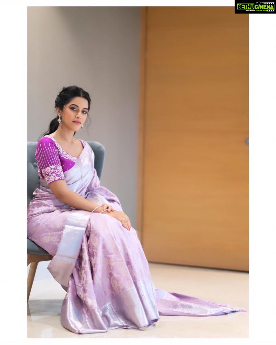 Mirnalini Ravi Instagram - Her love was like lavender, delicate & Melancholy💜 Pc @rahulravindran @mithunksairam Mua @bohobeautybydivya Hair by @vidhyamakeoverartistry Blouse by @archana.karthick Saree by @pashudh Jewels from @mspinkpantherjewel Styled by @ashez_0112 💋