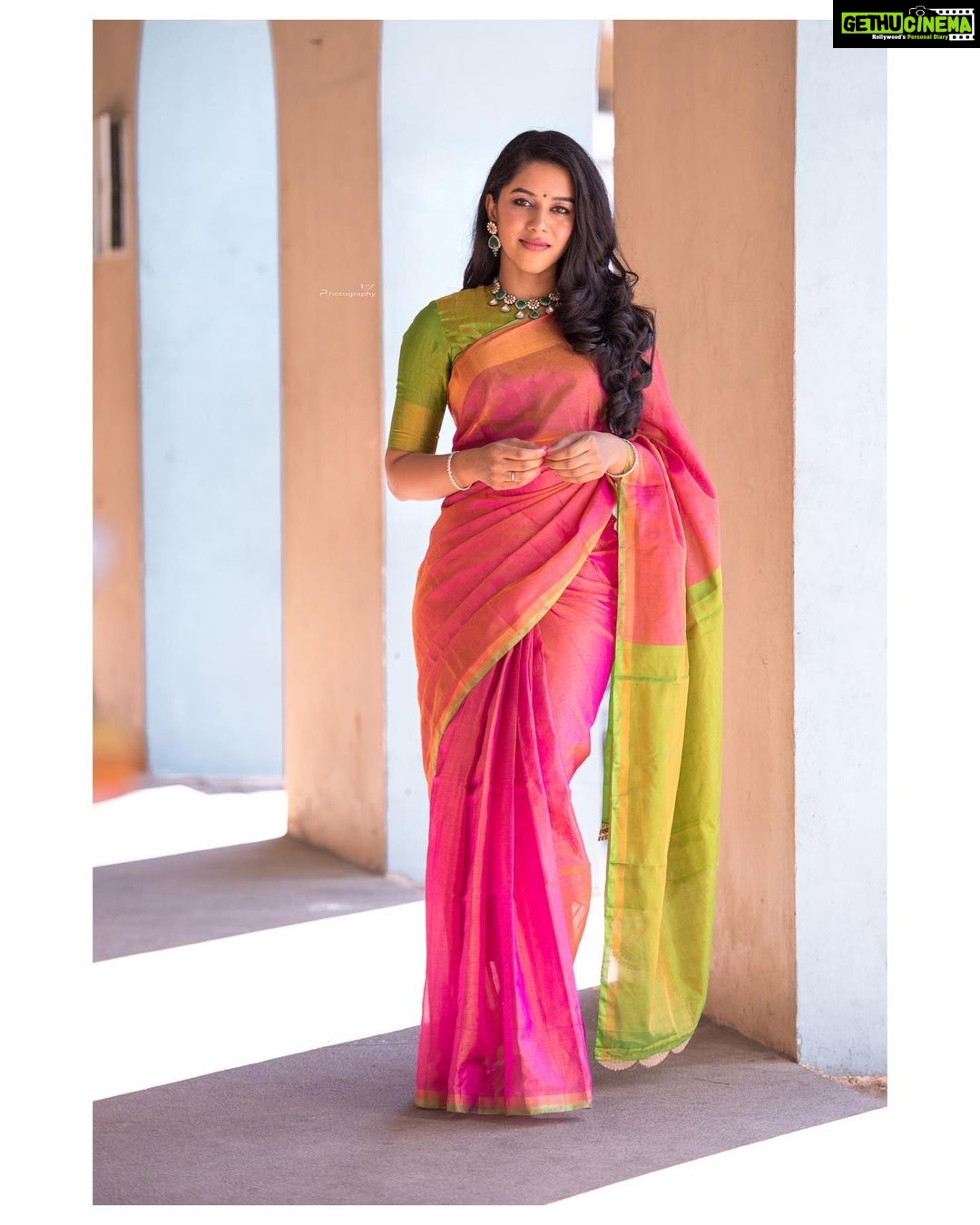 Mirnalini Ravi Instagram - And when heart smiles ❤️ Wearing : @mspinkpantherjewel @kalasthreebytejaswinikranthi @lakshhairandmakeup Pc : @vijayvendhan
