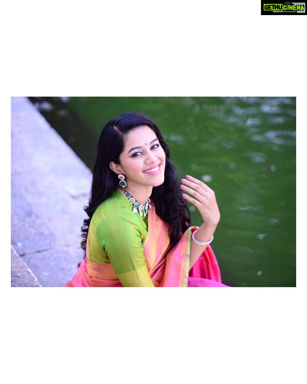 Mirnalini Ravi Instagram - Just my usual smile 😬🌈✨ Pc @vijayvendhan
