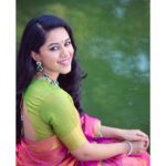 Mirnalini Ravi Instagram - Just my usual smile 😬🌈✨ Pc @vijayvendhan