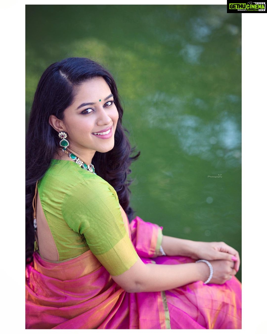Mirnalini Ravi Instagram - Just my usual smile 😬🌈✨ Pc @vijayvendhan