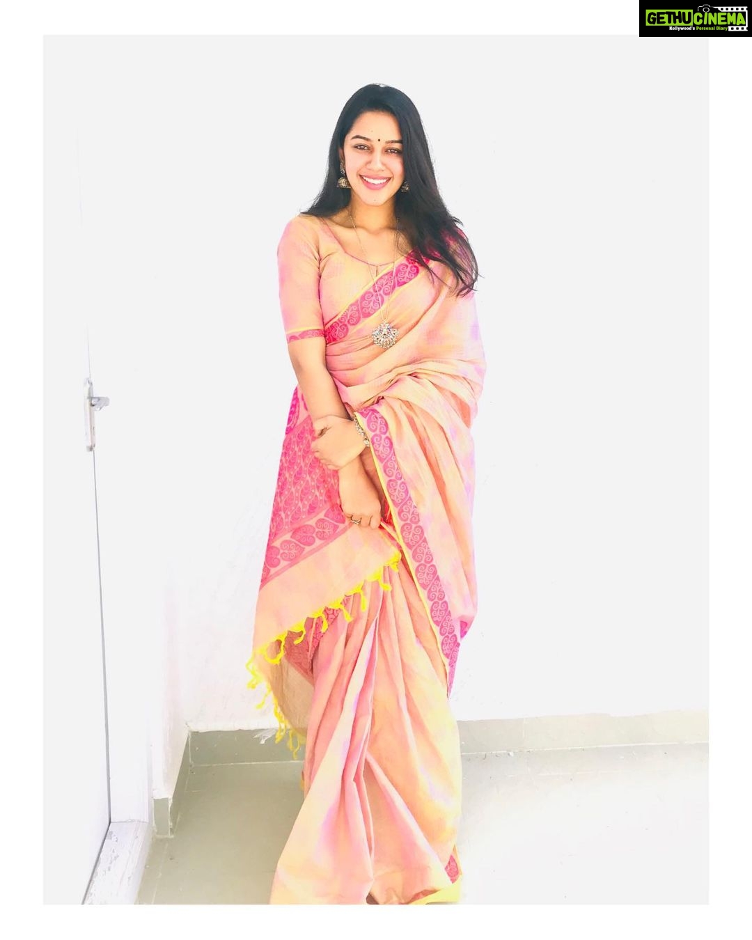Mirnalini Ravi Instagram - இனிய மாட்டு பொங்கல் வாழ்த்துக்கள் 2020 Wearing : Amma’s Saree ❤️ PC : Brother 🤷🏻♀️