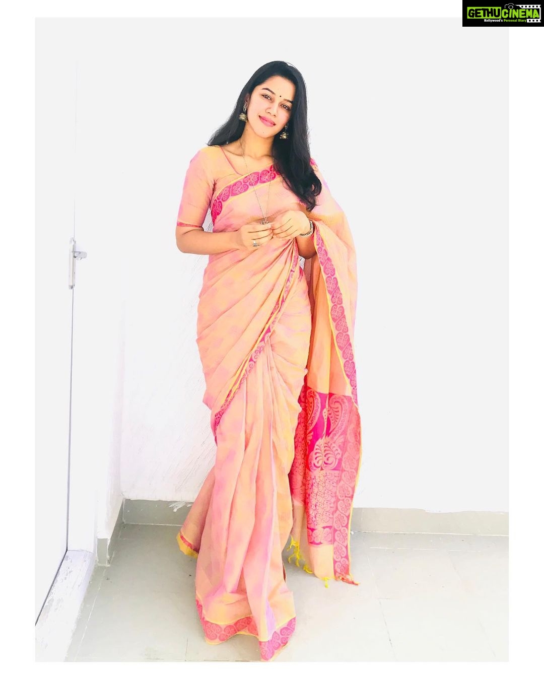 Mirnalini Ravi Instagram - இனிய மாட்டு பொங்கல் வாழ்த்துக்கள் 2020 Wearing : Amma’s Saree ❤️ PC : Brother 🤷🏻♀️