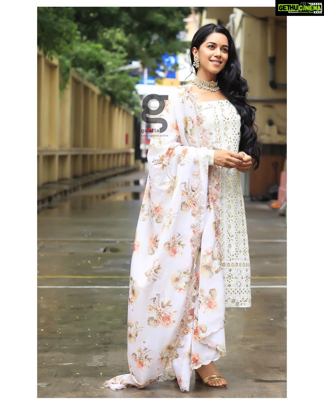 Mirnalini Ravi Instagram - Grateful yet ambitious. Wordly yet wise. Strong yet loving ✨ PC : @varuun.jpg Sathyam Cinemas