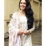Mirnalini Ravi Instagram - Grateful yet ambitious. Wordly yet wise. Strong yet loving ✨ PC : @varuun.jpg Sathyam Cinemas