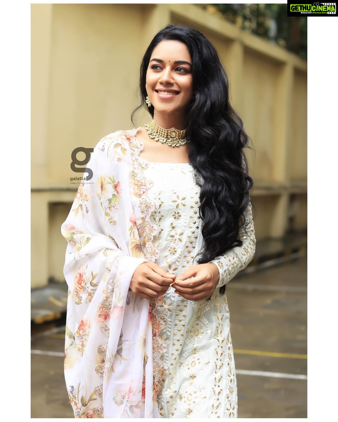 Mirnalini Ravi Instagram - Grateful yet ambitious. Wordly yet wise. Strong yet loving ✨ PC : @varuun.jpg Sathyam Cinemas
