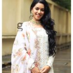 Mirnalini Ravi Instagram - Grateful yet ambitious. Wordly yet wise. Strong yet loving ✨ PC : @varuun.jpg Sathyam Cinemas