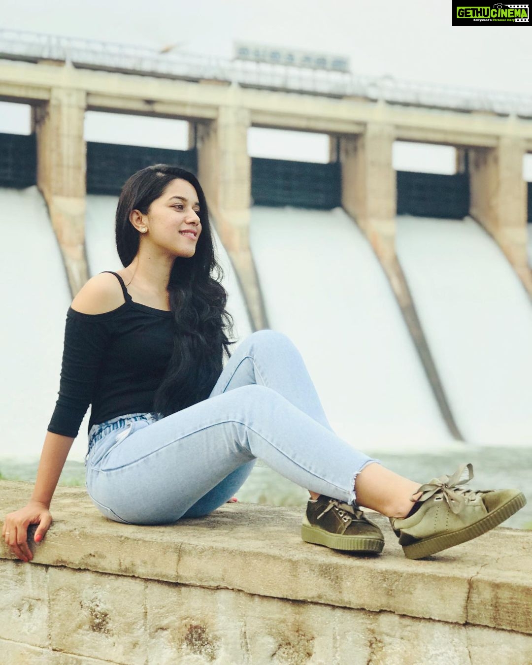 Mirnalini Ravi Instagram - You don't drown by falling into water. You only drown if you stay there.✨🖤 Vaigai Dam
