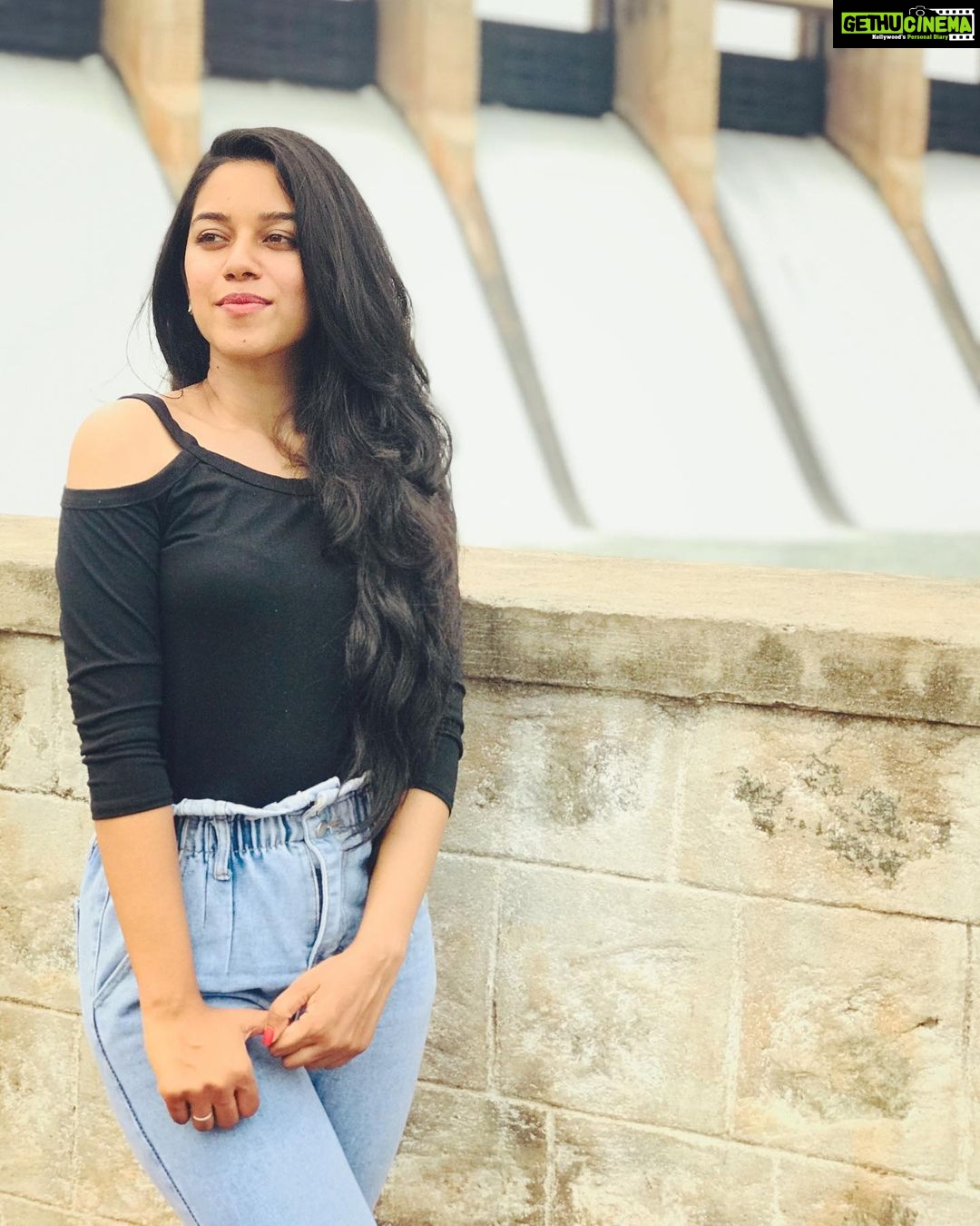 Mirnalini Ravi Instagram - You don't drown by falling into water. You only drown if you stay there.✨🖤 Vaigai Dam