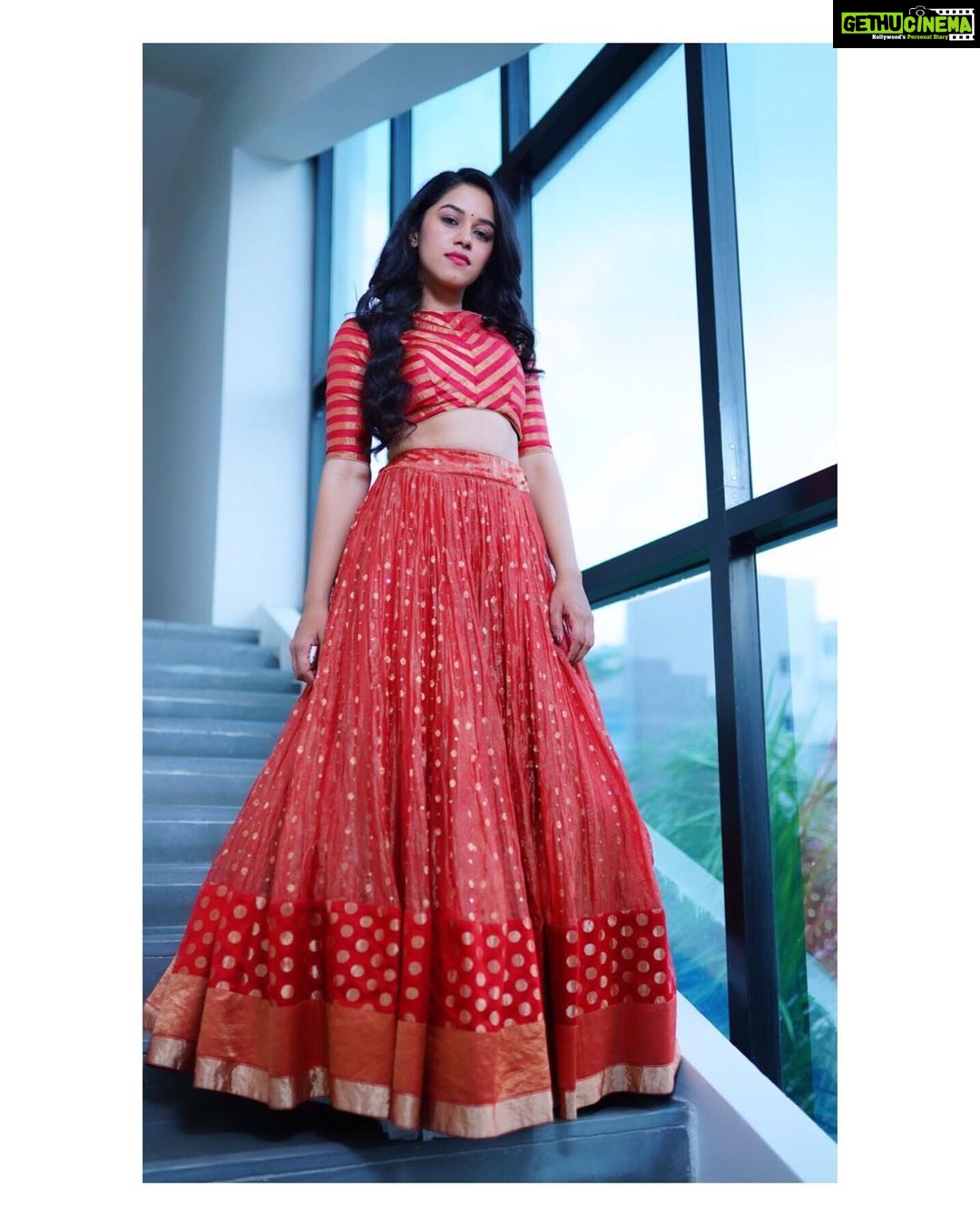 Mirnalini Ravi Instagram - Wishing you all a very Happy & safe Diwali ❣️💥 May your life turn up to be Lit everyday . 🔥