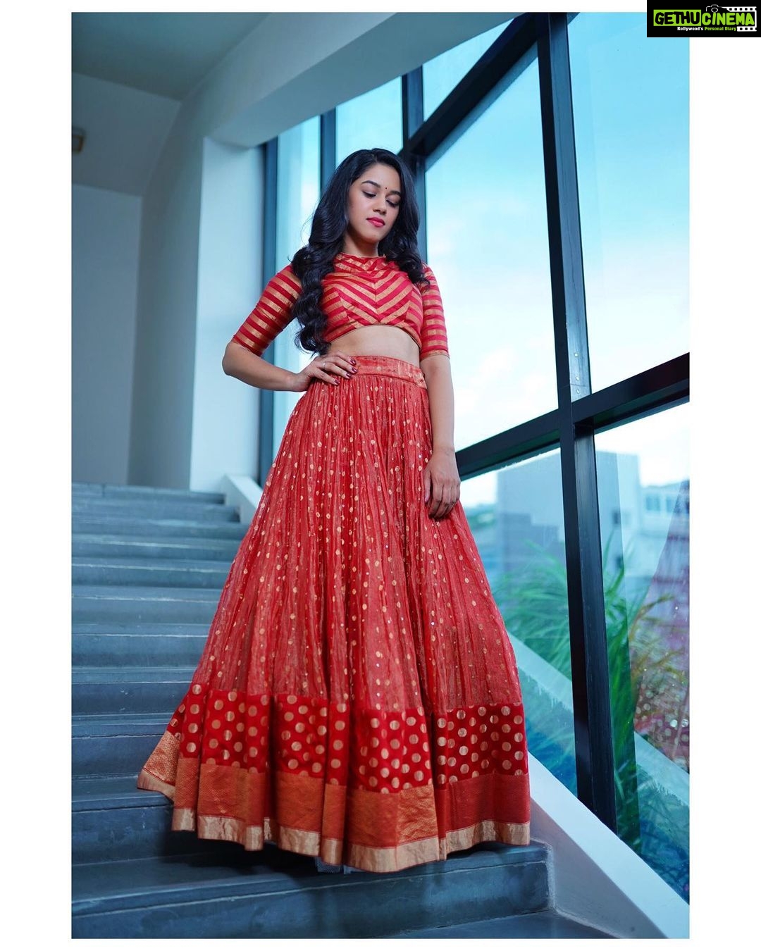 Mirnalini Ravi Instagram - Wishing you all a very Happy & safe Diwali ❣️💥 May your life turn up to be Lit everyday . 🔥