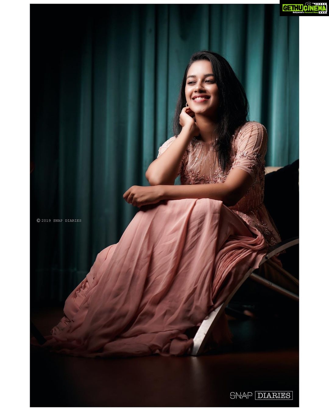 Mirnalini Ravi Instagram - A rose in a desert can only survive on its strength, not its beauty.” 🥀 For #GGsuccessmeet Styled by @raji.raaga09 Wearing @issadesignerstudio Earrings from @thetrinkaholic Pc @snapdiaries_by_sashanksoorada Novotel Visakhapatnam Varun Beach