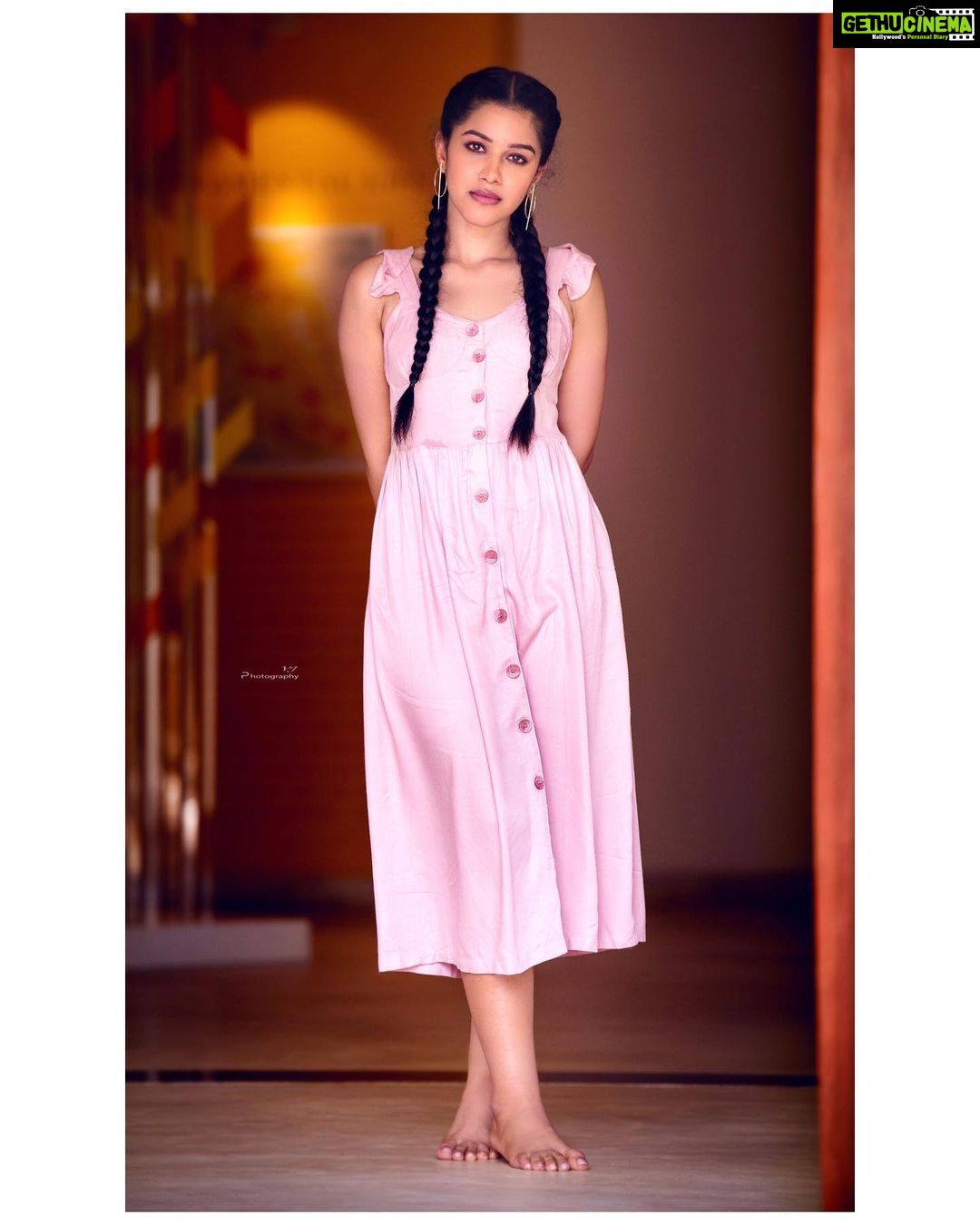 Mirnalini Ravi Instagram - The day she let go of the things that were weighing her down, was the day she began to shine the brightest 🌸 PC : @vijayvendhan Mua : @lakshhairandmakeup Wearing : @polagoclothing