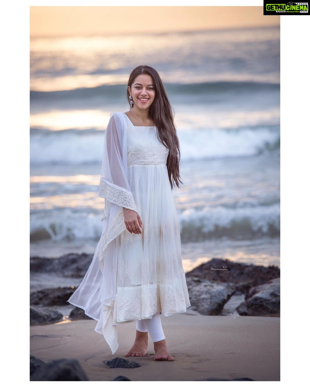 Mirnalini Ravi Instagram - My Happy place 🌊 PC : @vijayvendhan Wearing: @designsbypriyadass Pondicherry