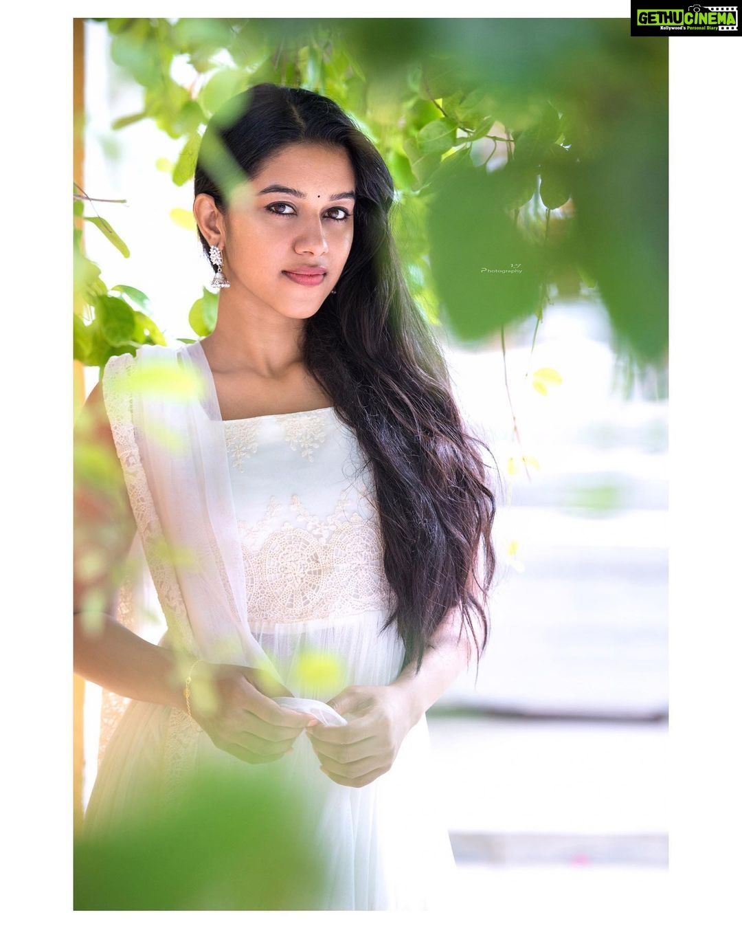 Mirnalini Ravi Instagram - Plain sailing 🛫 PC : @vijayvendhan Wearing: @designsbypriyadass Pondicherry