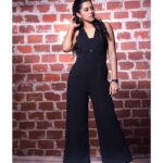 Mirnalini Ravi Instagram - Happy Monday🖤! Or as i like to think of it,Pre-pre-pre-pre-friday 🤪 ! Pc : @vijayvendhan MUA : @lakshhairandmakeup Location : @hoppersbarkitchen Hopper's - Bar & Kitchen