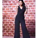 Mirnalini Ravi Instagram - Happy Monday🖤! Or as i like to think of it,Pre-pre-pre-pre-friday 🤪 ! Pc : @vijayvendhan MUA : @lakshhairandmakeup Location : @hoppersbarkitchen Hopper's - Bar & Kitchen