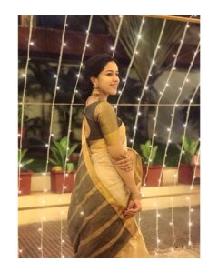 Mirnalini Ravi Instagram - We got that Friday feeling 🧡 #throwback