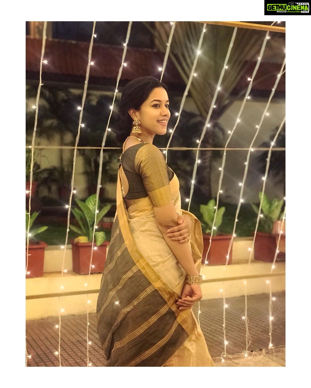 Mirnalini Ravi Instagram - We got that Friday feeling 🧡 #throwback