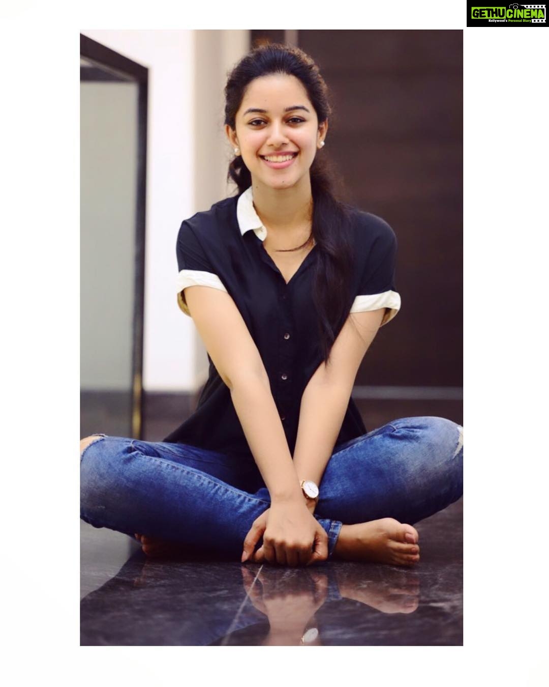 Mirnalini Ravi Instagram - She was simple like Quantum Physics🖤 PC : @vijayvendhan