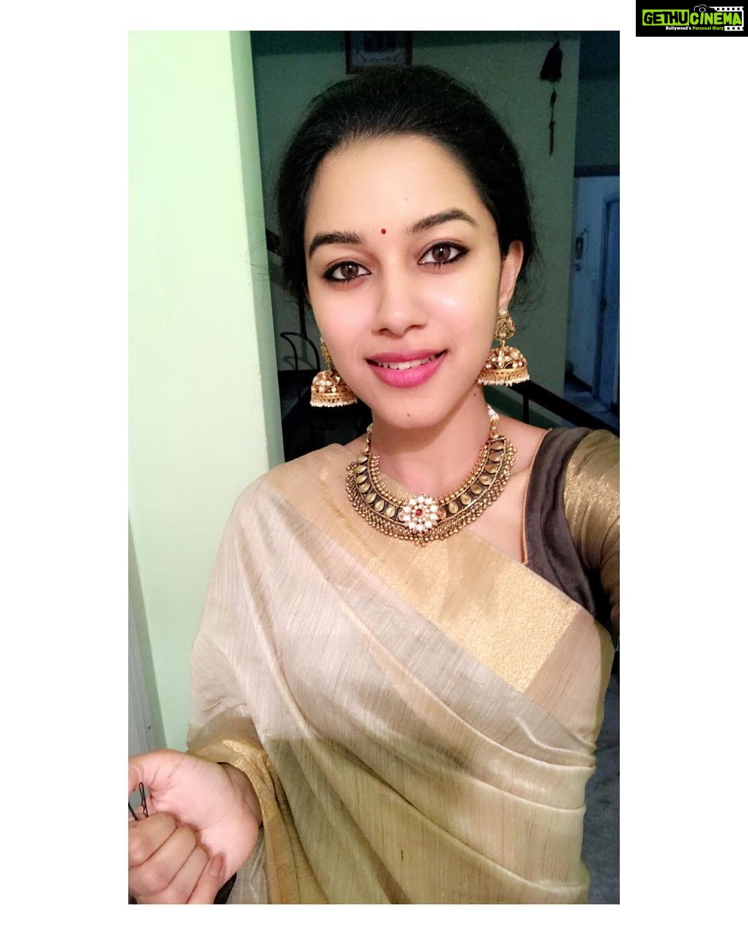 Mirnalini Ravi Instagram - Black & gold 🌗 Accessories : @mspinkpantherjewel Pondicherry