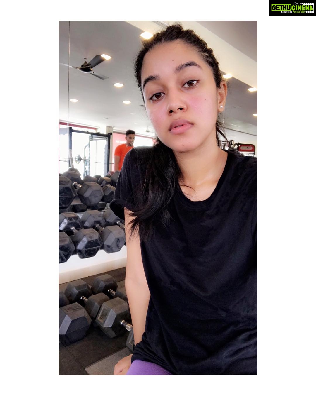 Mirnalini Ravi Instagram - Why isn’t Losing fat as easy as Gaining Fat? 🤷🏻♀️ #Postworkoutselfies - if you thought i was only clicking pictures & wasn’t working out 👊🏻 #gymlife Bangalore City
