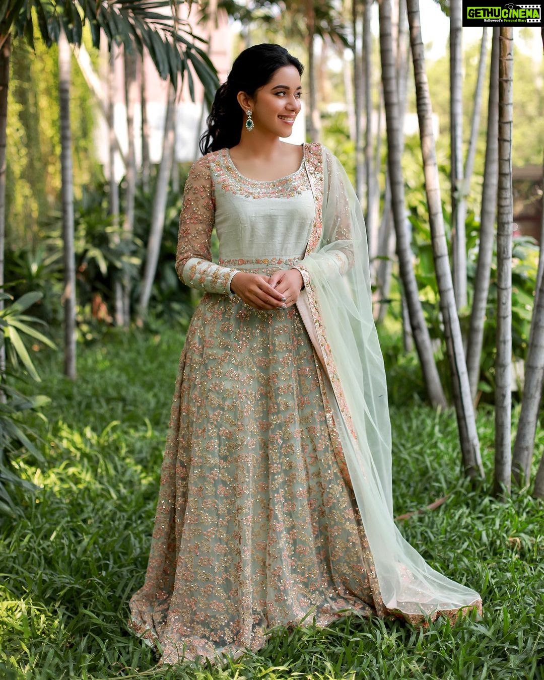 Mirnalini Ravi Instagram - Green glow 🍃 Styling: @rekeetha_gaddafi @sujitharagul Outfit: @shyamalbhumika Jewellery: @theamethyststore Mua @anushyaa_mua Photography: @freezemomentsphotography Retoucher: @momentsbymithulvarshan Hilton Chennai