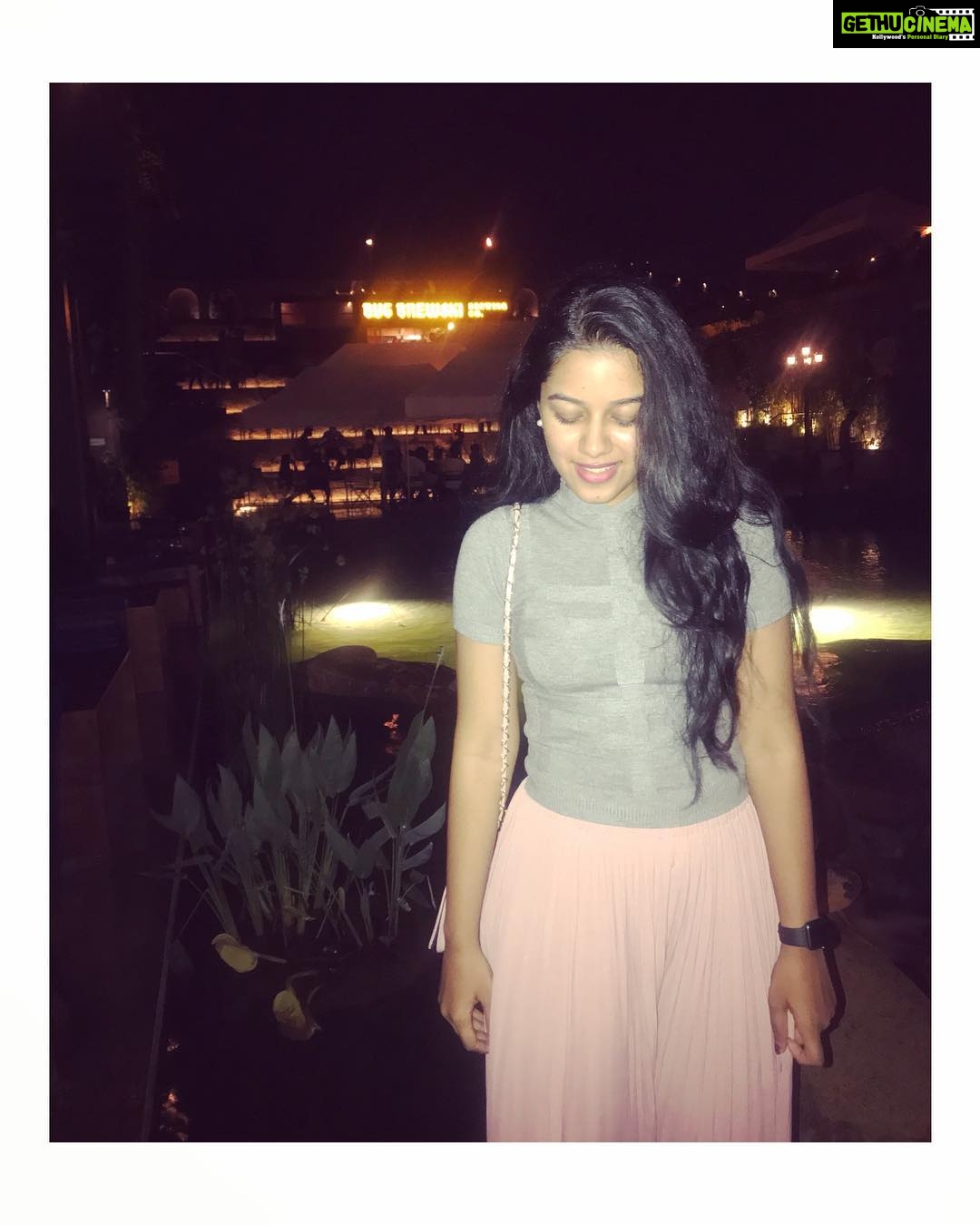 Mirnalini Ravi Instagram - The cozy lights... The hazy air... The dozy food... And yes I am the posing pretty lantern there💫 Byg Brewski Hennur