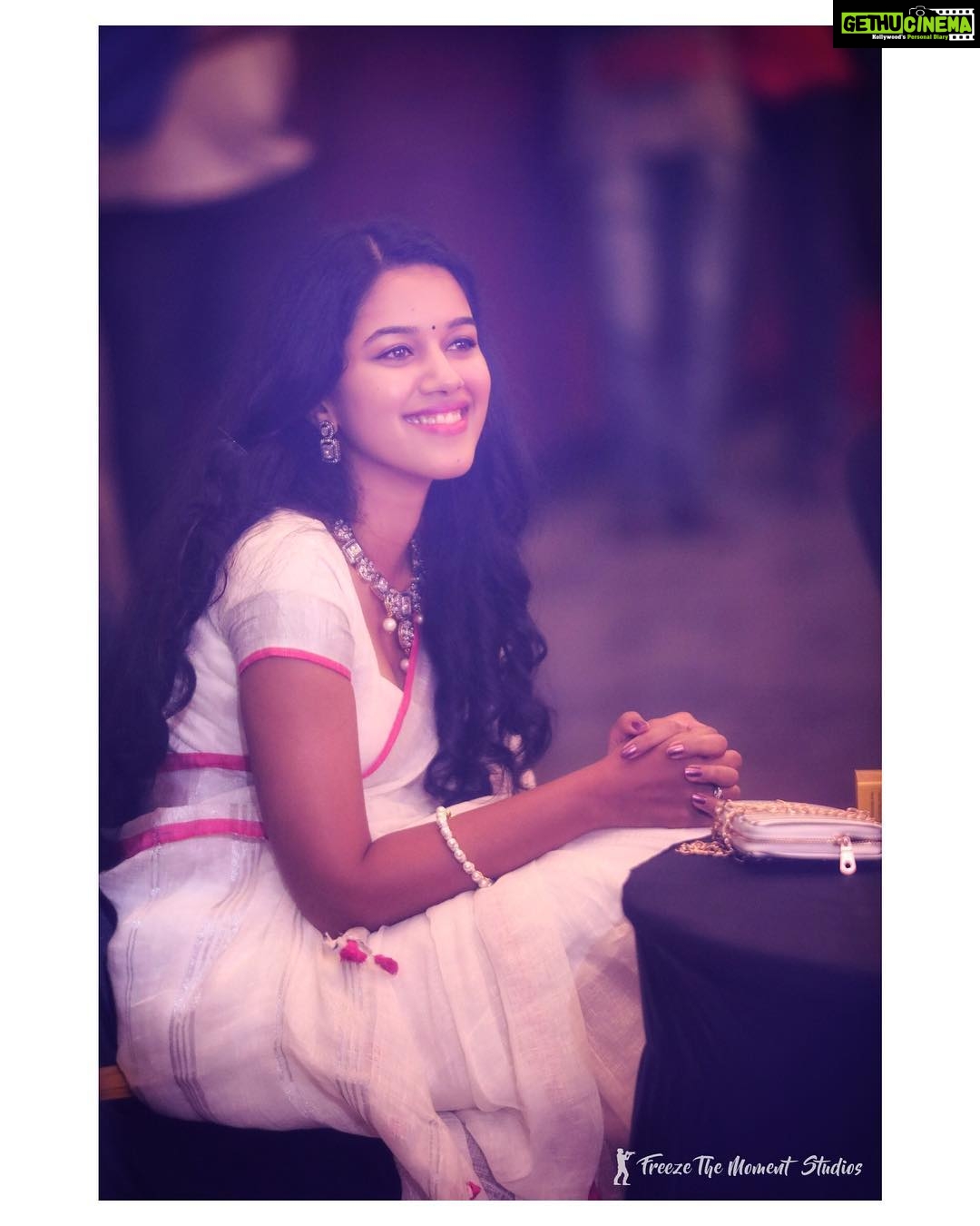 Mirnalini Ravi Instagram - When the entire Shimmer around is enrapt towards you...✨ Saree by @redvelvettewardrobe 👗 Accessories by @mspinkpantherjewel 💍 PC : @freezedamomnt 📷 Chennai, India