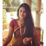 Mirnalini Ravi Instagram - Six yards of sheer elegance 🌹