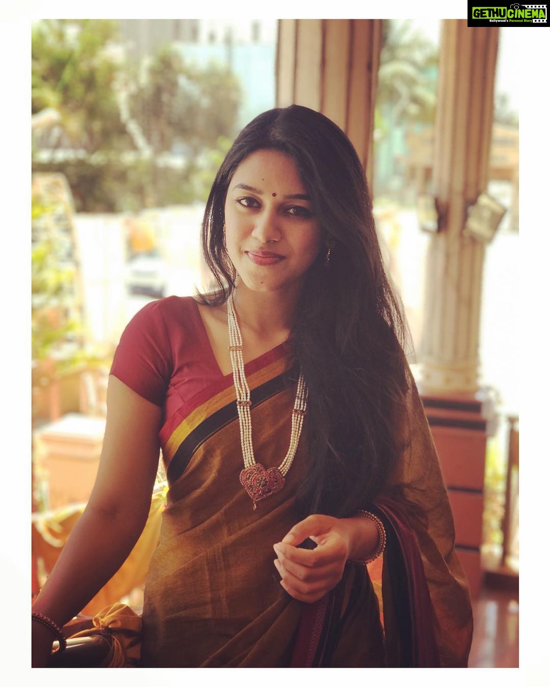 Mirnalini Ravi Instagram - Six yards of sheer elegance 🌹