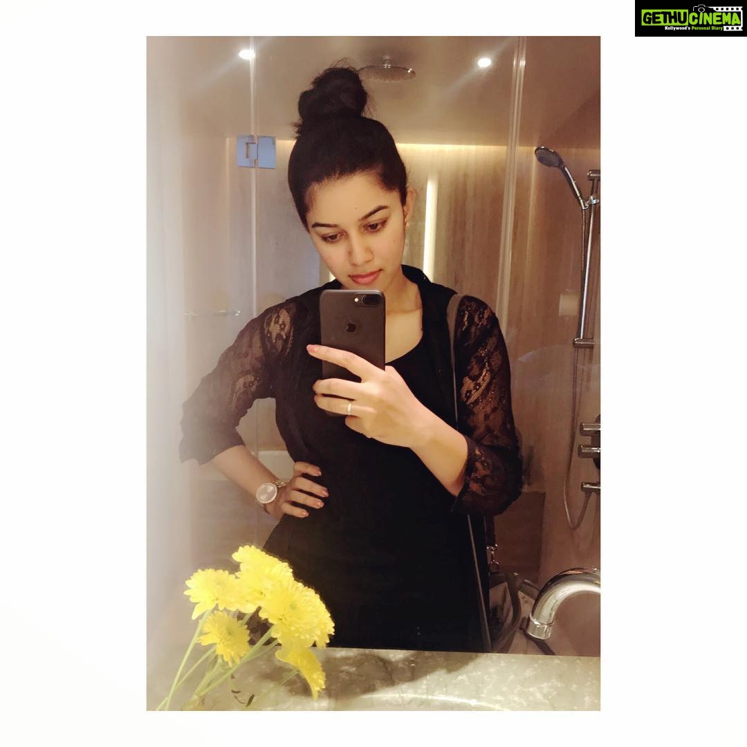 Mirnalini Ravi Instagram - 300k 🙏🏻 XoXo 💋 Park Hyatt Chennai