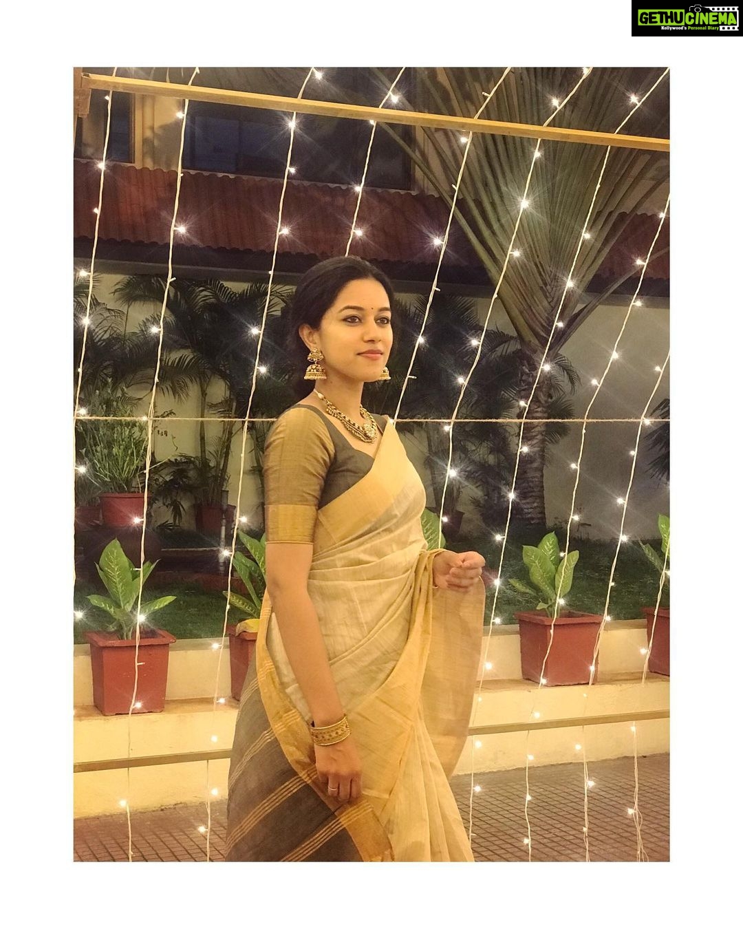 Mirnalini Ravi Instagram - We got that Friday feeling 🧡 #throwback