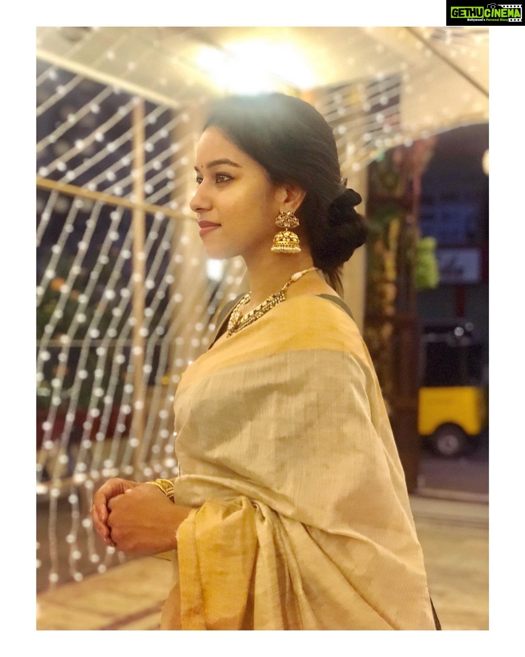 Mirnalini Ravi Instagram - We got that Friday feeling 🧡 #throwback