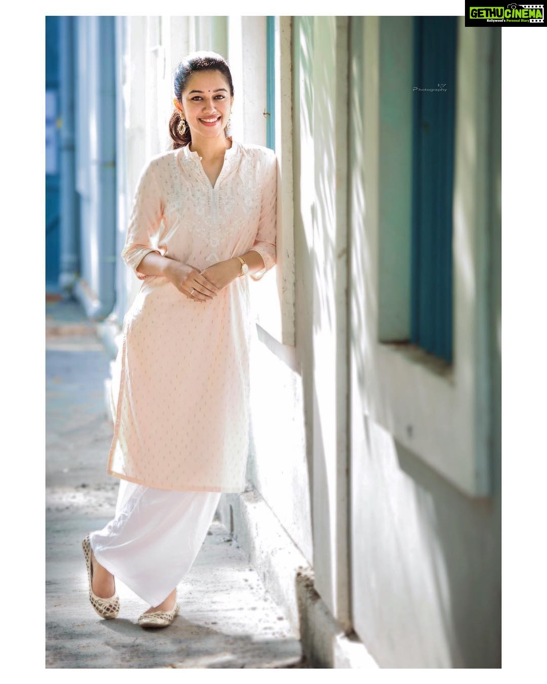 Mirnalini Ravi Instagram - Hey You 👀 Pc : @vijayvendhan Pondicherry
